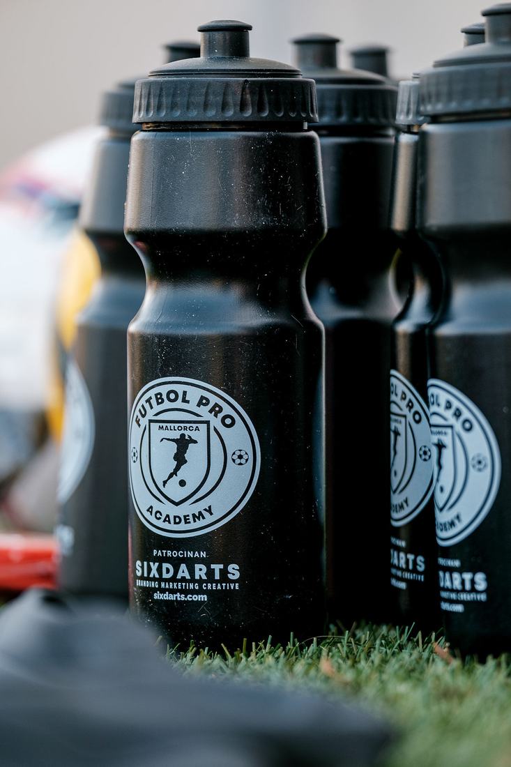 Botellas con el escudo de Fútbol Pro Academy
