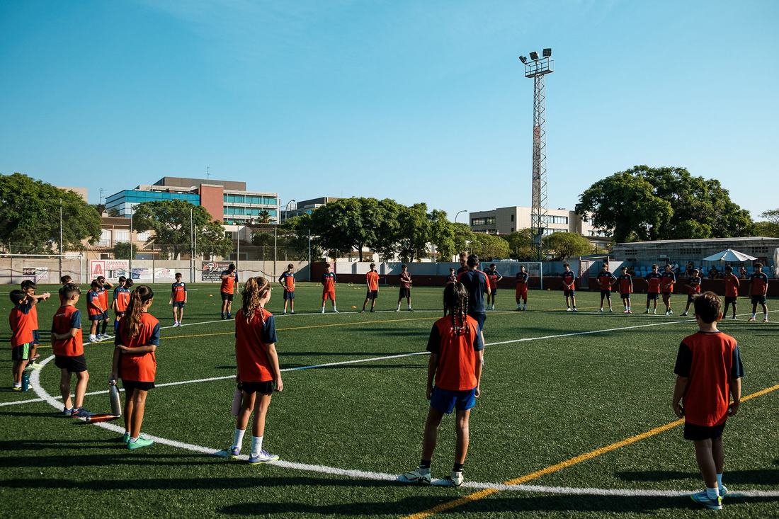 Charla inicial con todos los jugadores en el círculo central