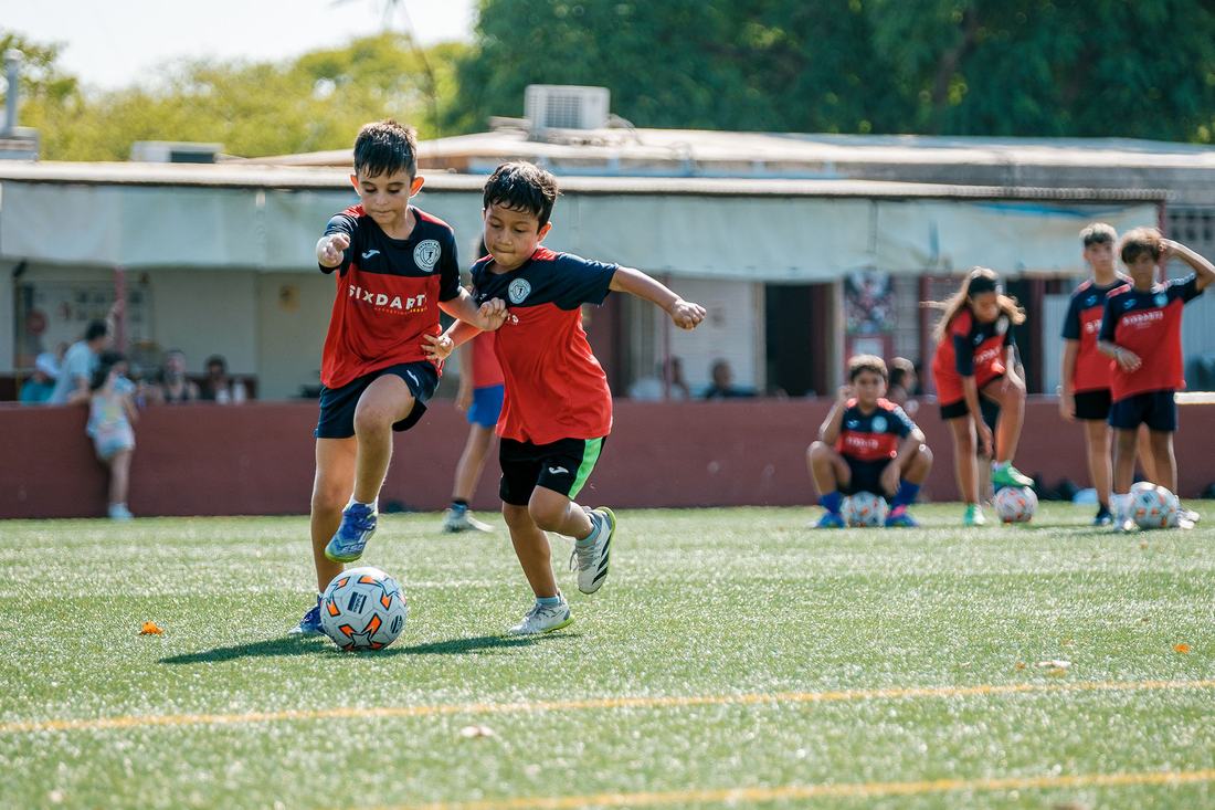 Dos jugadores en un sprint con balón