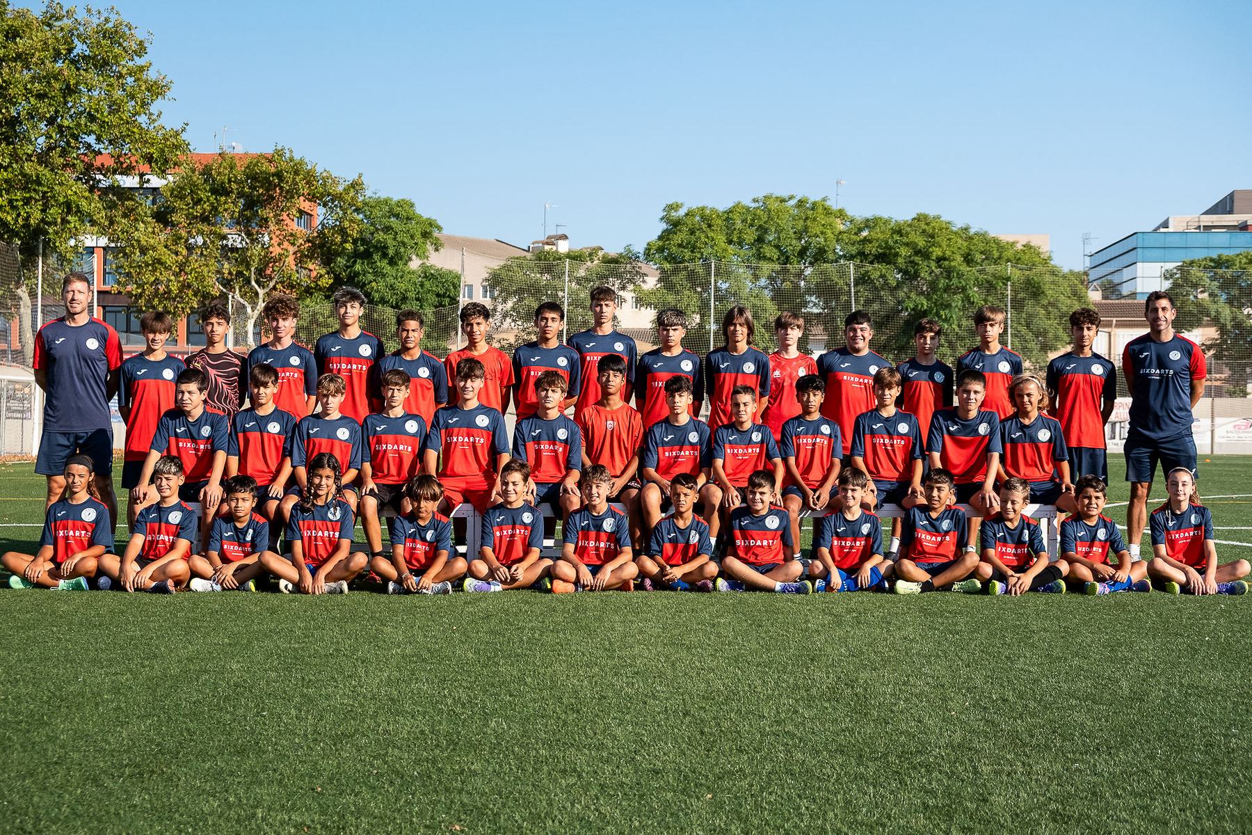 Foto de grupo de los jugadores y entrenadores de Fútbol Pro Academy